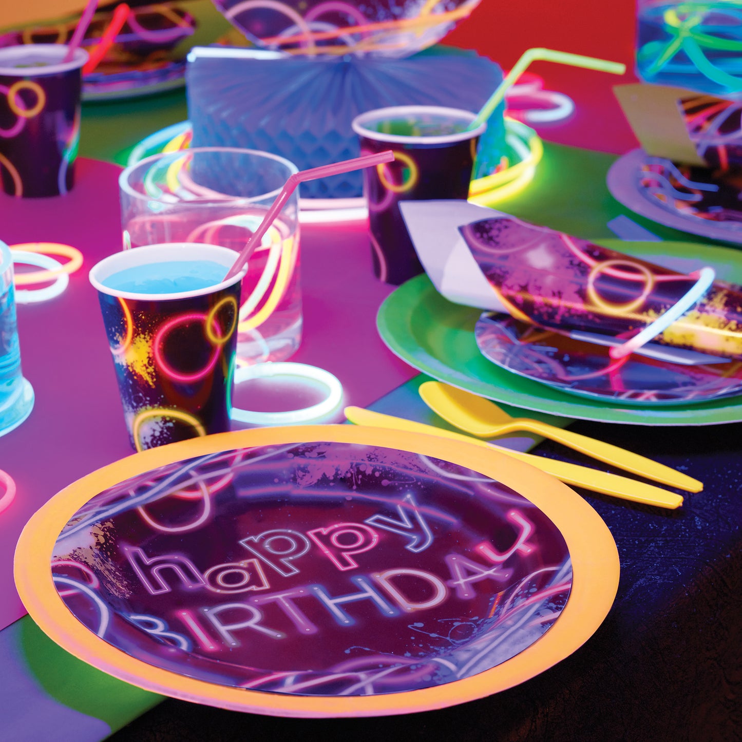 Glow Party Dinner Plates 96 ct